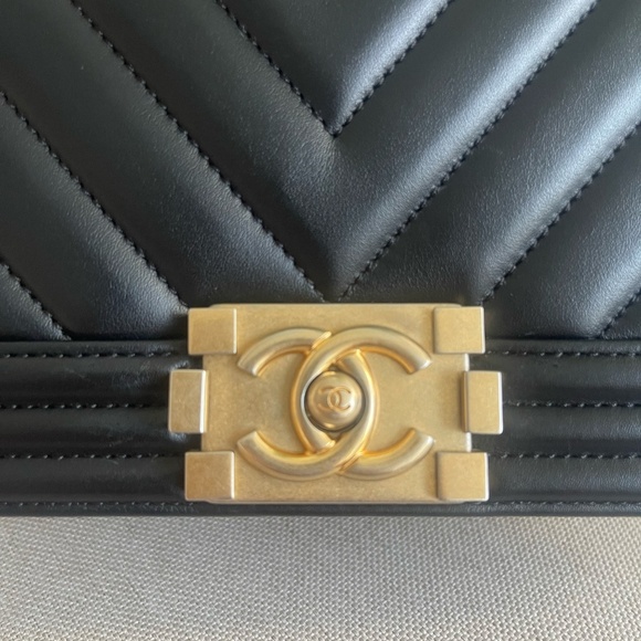 Chanel Old Medium Chevron Boy Bag with Aged GHW - Picture 3 of 11